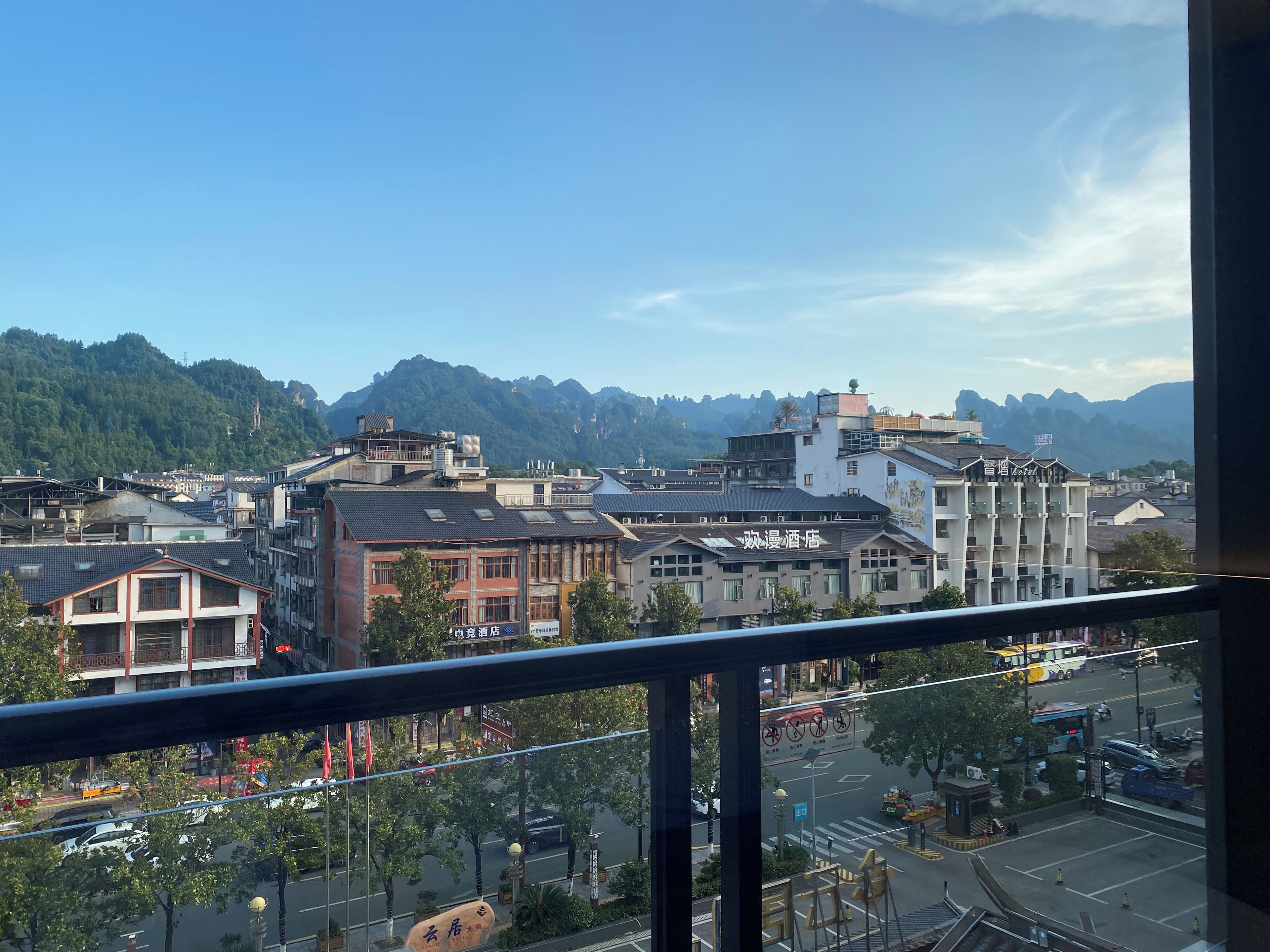 Un hotel con vistas a un paisaje urbano y montañas.