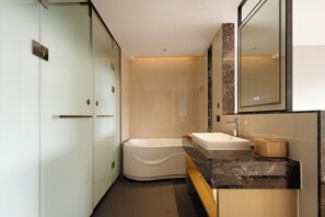 Deluxe-Doppelzimmer, Stadtblick | Badezimmer | Kostenlose Toilettenartikel, Haartrockner, Handtücher, Seife
