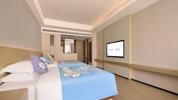 Een hotelkamer met een bed, een televisie en een spiegel.