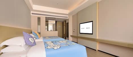 Una habitación de hotel con una cama, un televisor y un espejo.