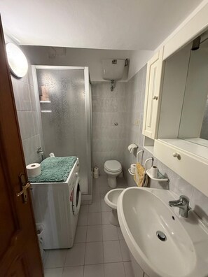 Bruser, hårtørrer, bidet, håndklæder