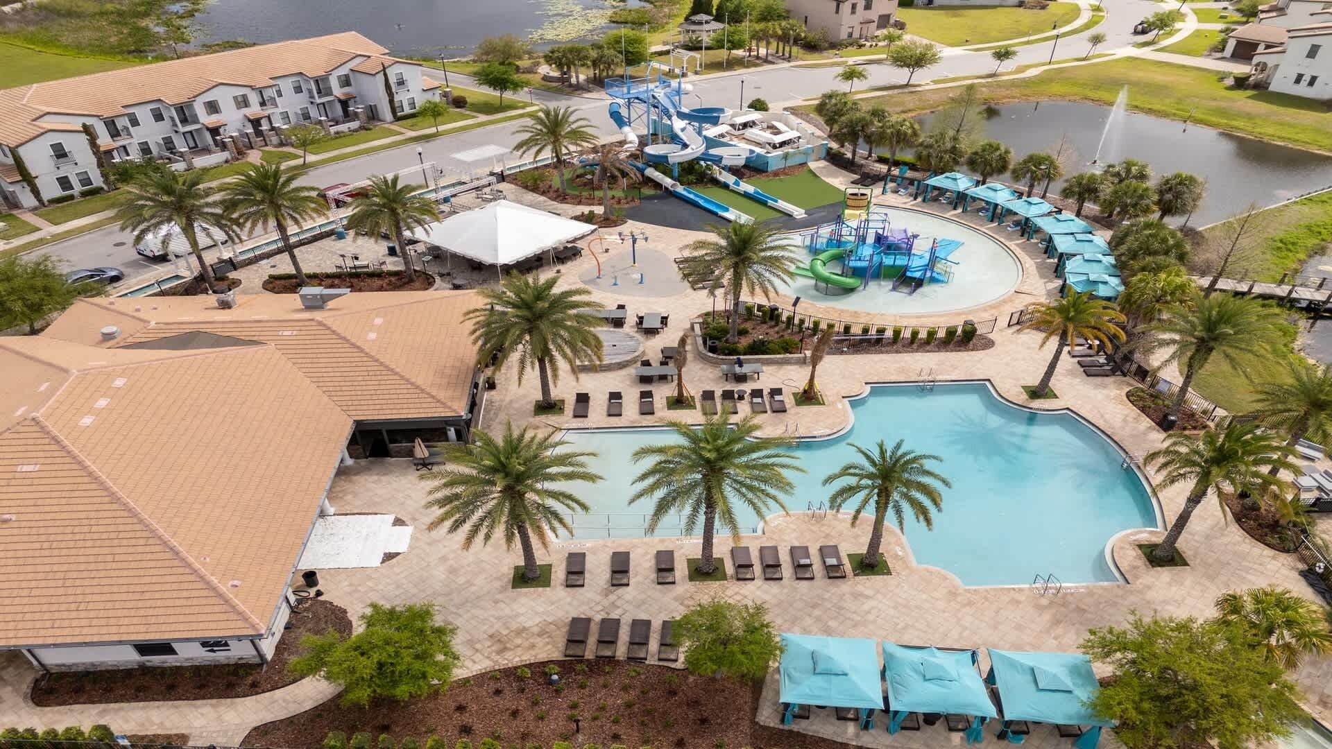 Un complexe hôtelier doté d’une piscine, d’espaces de détente et d’un parc aquatique.