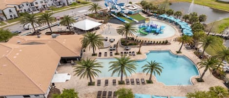 Un resort con piscina, zonas de descanso y parque acuático.