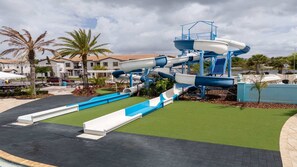 Ein Wasserpark mit mehreren Wasserrutschen und einem Poolbereich.