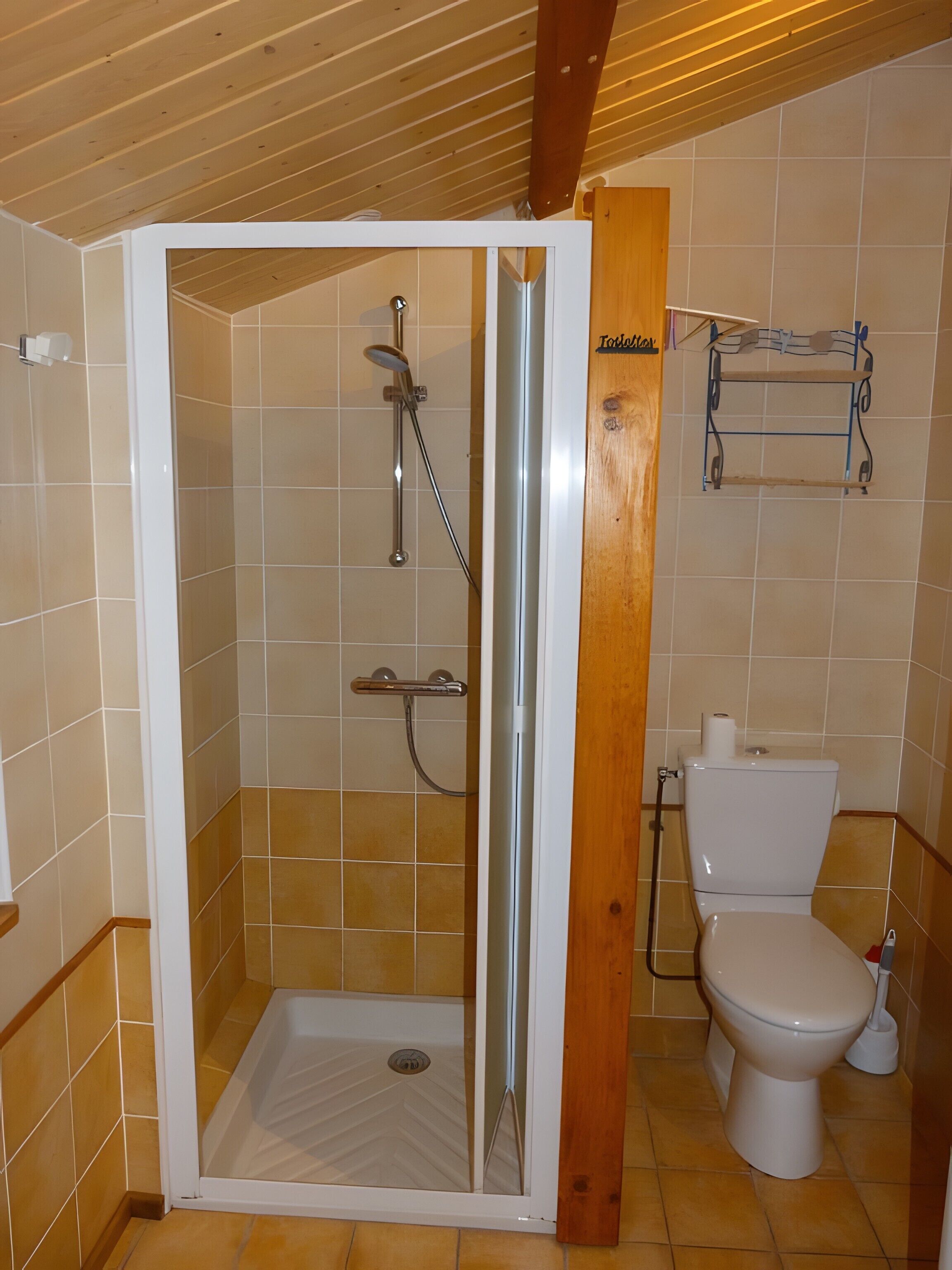 Douche, sèche-cheveux, serviettes fournies