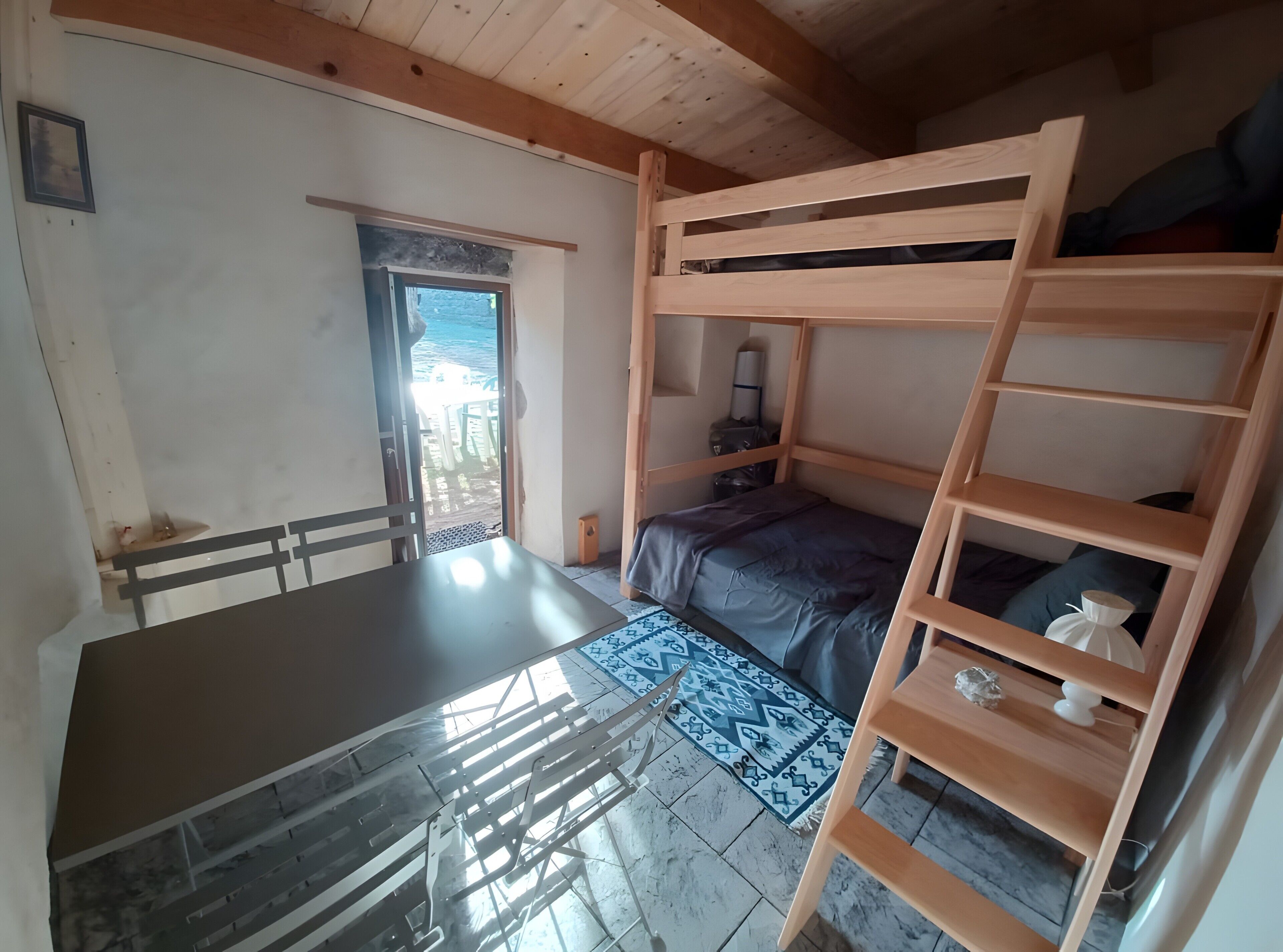 Iron/ironing board, bed sheets
