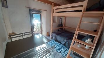 Iron/ironing board, bed sheets