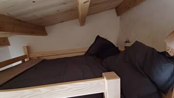 Iron/ironing board, bed sheets