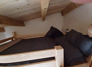 Tabla de planchar con plancha y ropa de cama