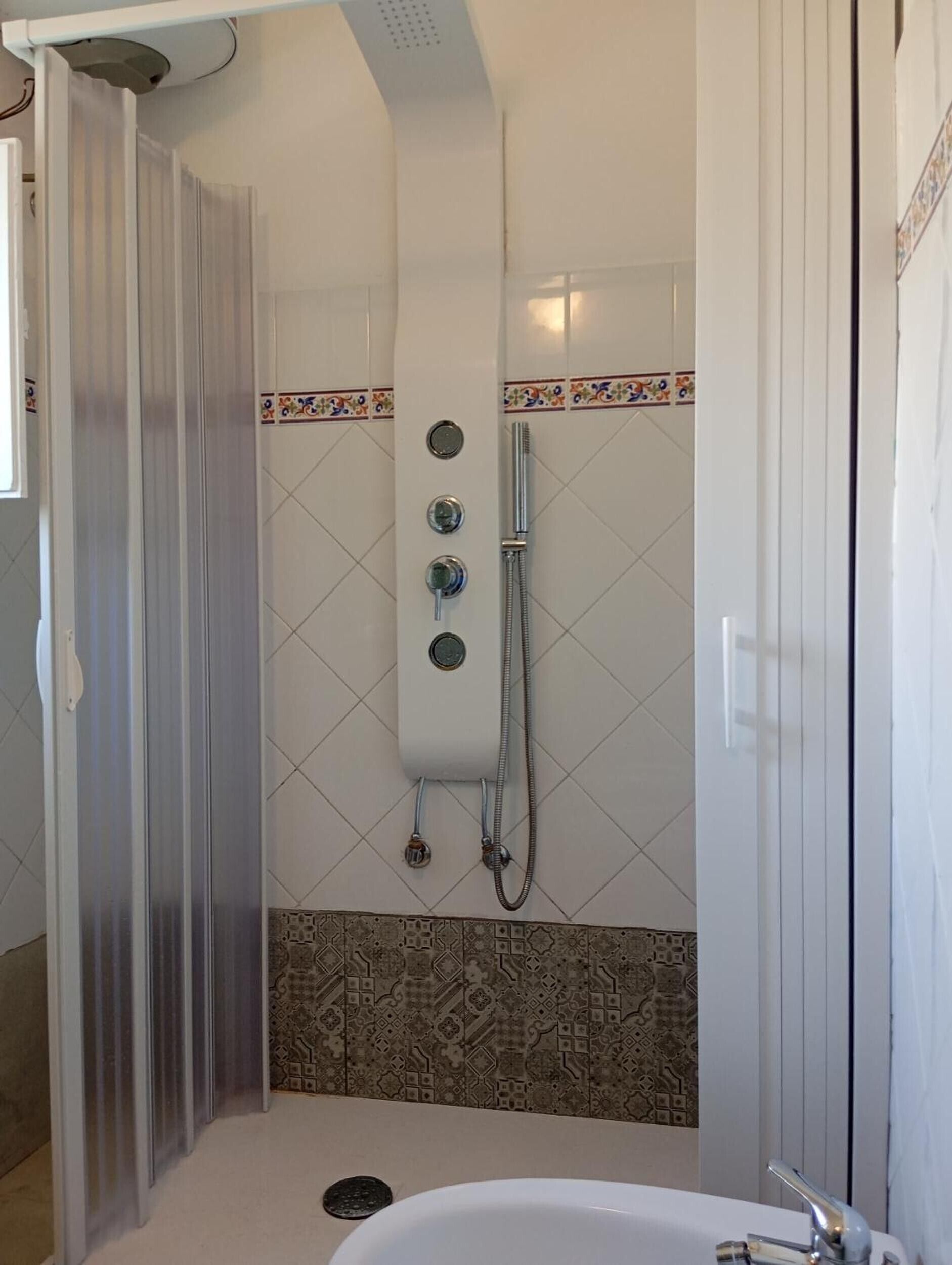 Douche, sèche-cheveux, serviettes fournies