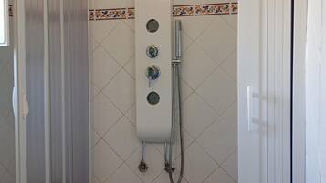 Douche, sèche-cheveux, serviettes fournies