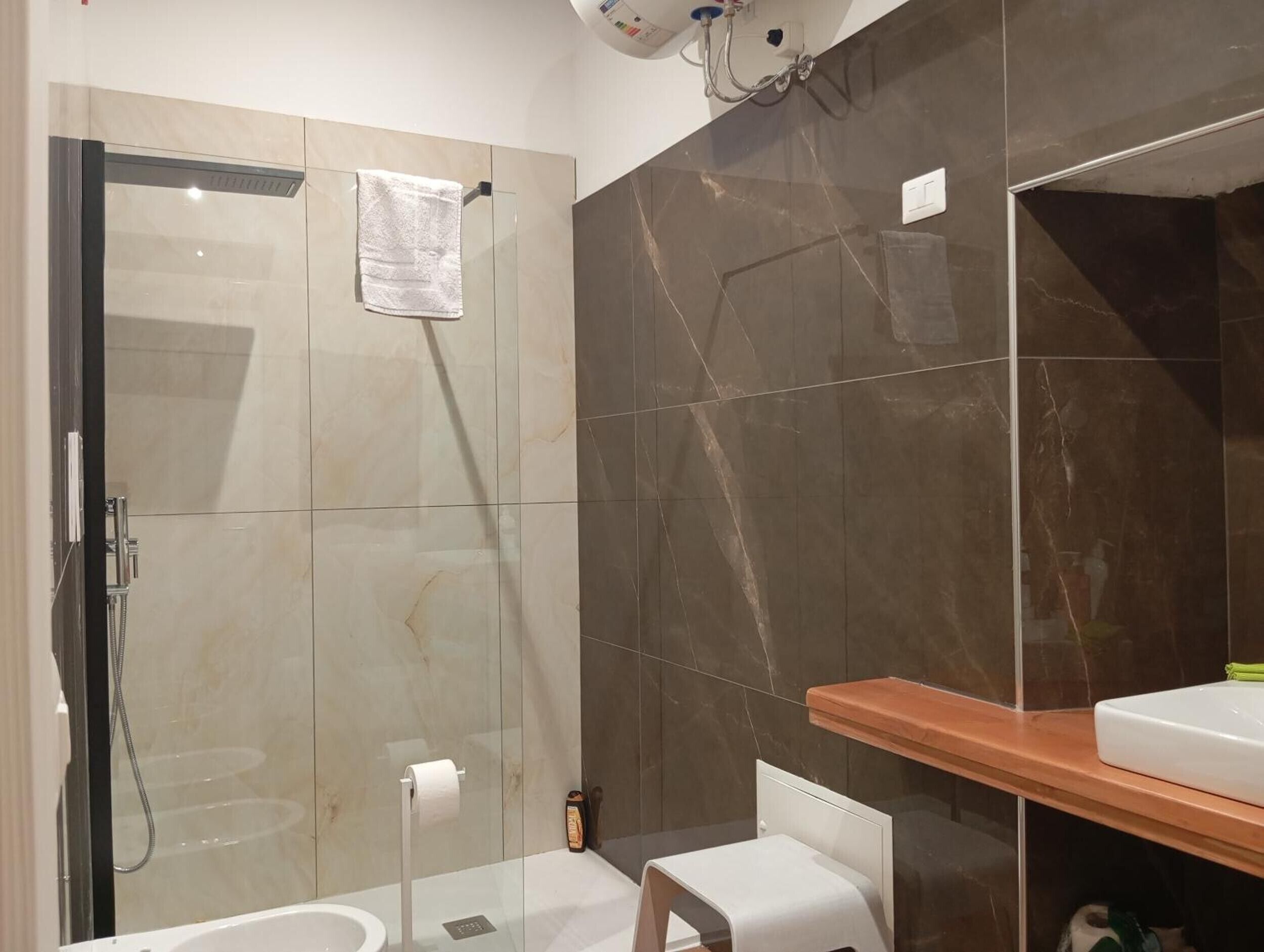 Dusche, Haartrockner, Handtücher