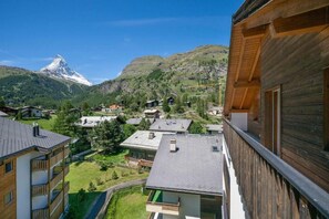 Bairro residencial com casas e uma montanha ao fundo.