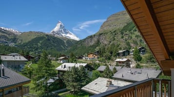 Apartment, Balkon, Bergblick | Unterkunftsgelände
