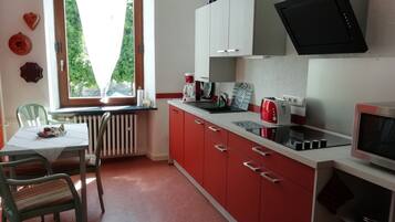 Coffee/tea maker, fridge, microwave, oven