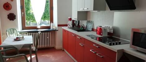 Wasserkocher mit Kaffee-/Teezubehör, Kühlschrank, Mikrowelle, Ofen