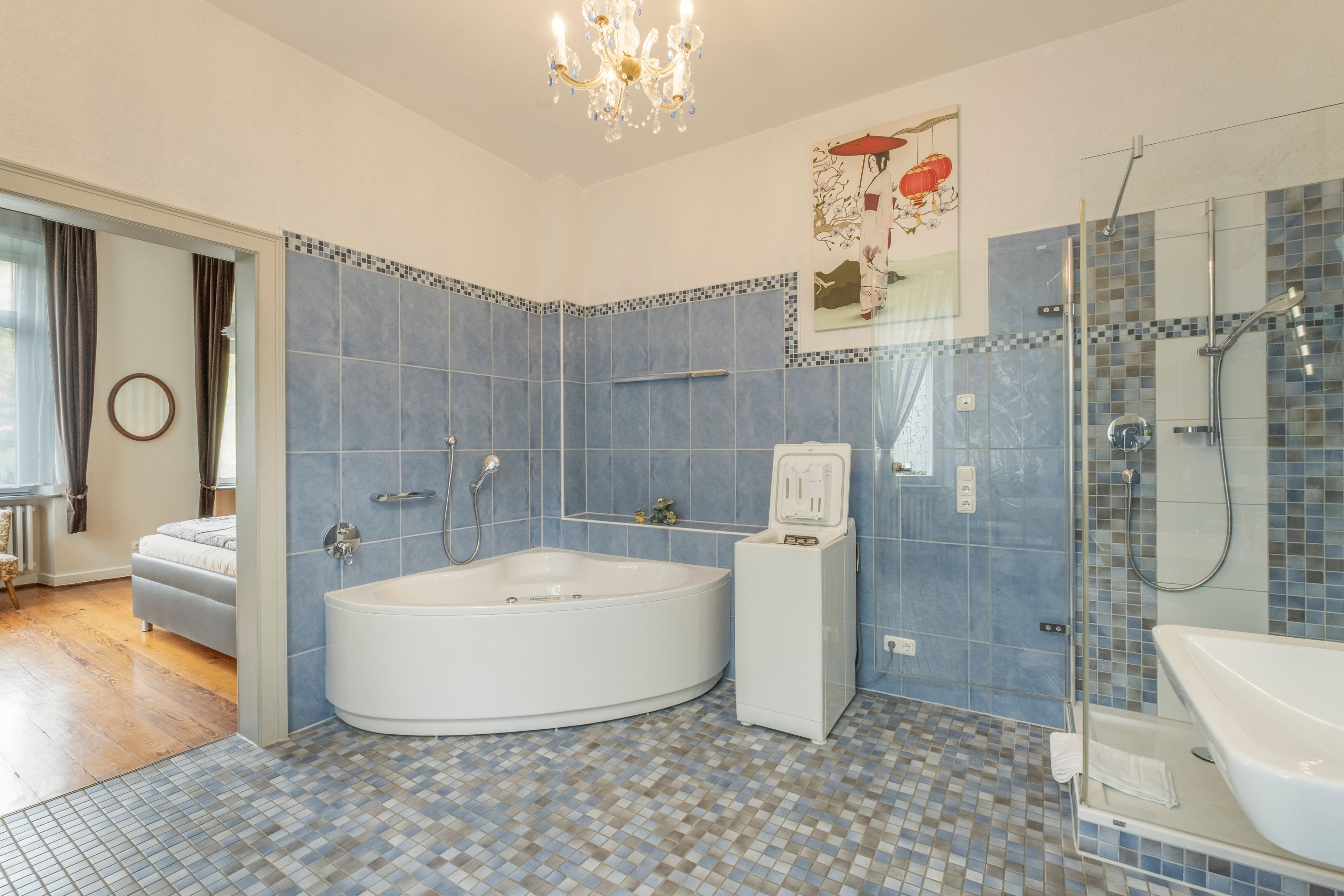 Ein modernes Badezimmer mit Badewanne, Dusche und Toilette.