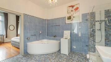 Un baño moderno con bañera, ducha y retrete.