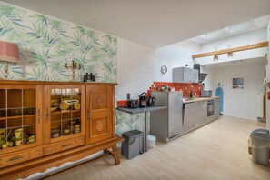 Una cocina compacta con un mueble de madera, un refrigerador y un microondas.