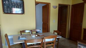 Un'area pranzo con tavolo, sedie e un quadro appeso al muro.
