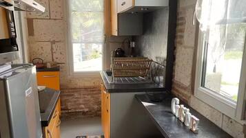 Cafetière/bouilloire, réfrigérateur, micro-ondes, plaque de cuisson