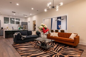 Ein modernes Wohnzimmer mit einer Couch, einem Couchtisch und einem Zebra-Teppich.