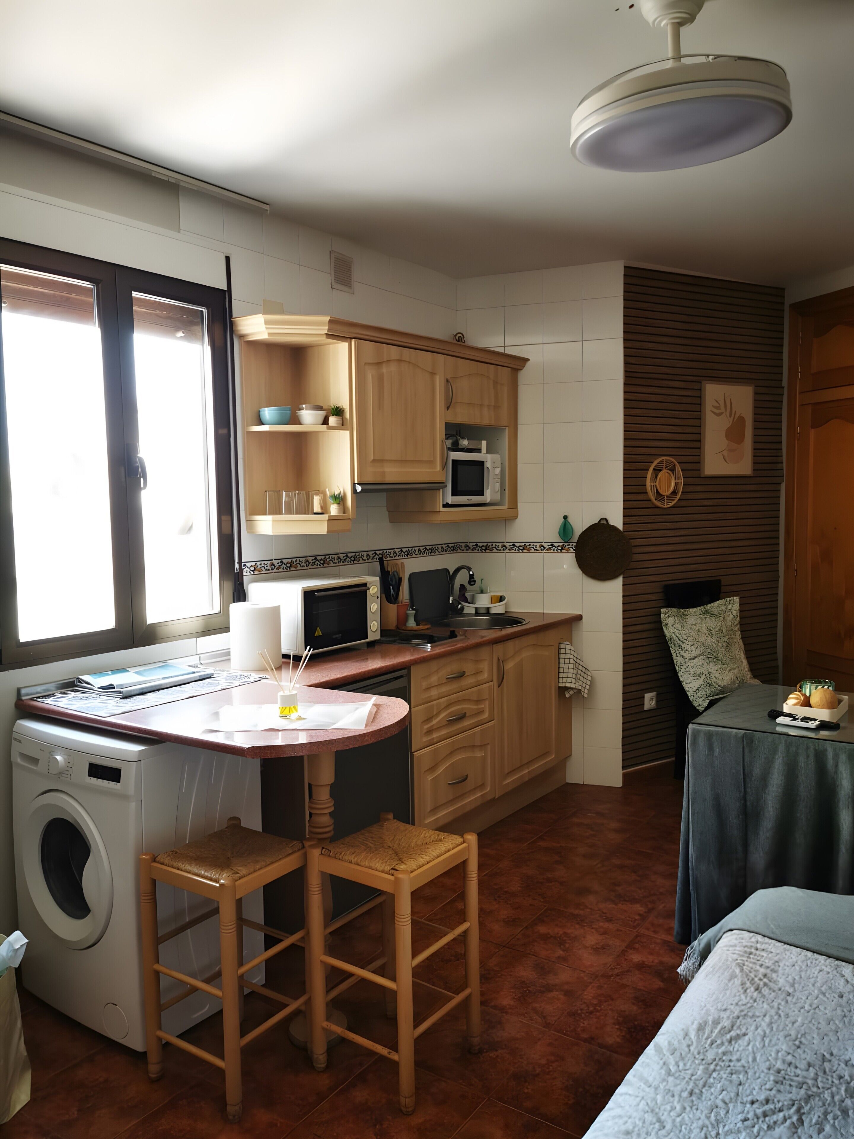 Cafetera y tetera, refrigerador, microondas y horno 