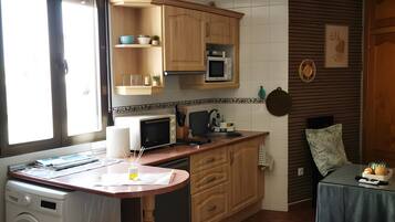 Cafetera y tetera, refrigerador, microondas y horno