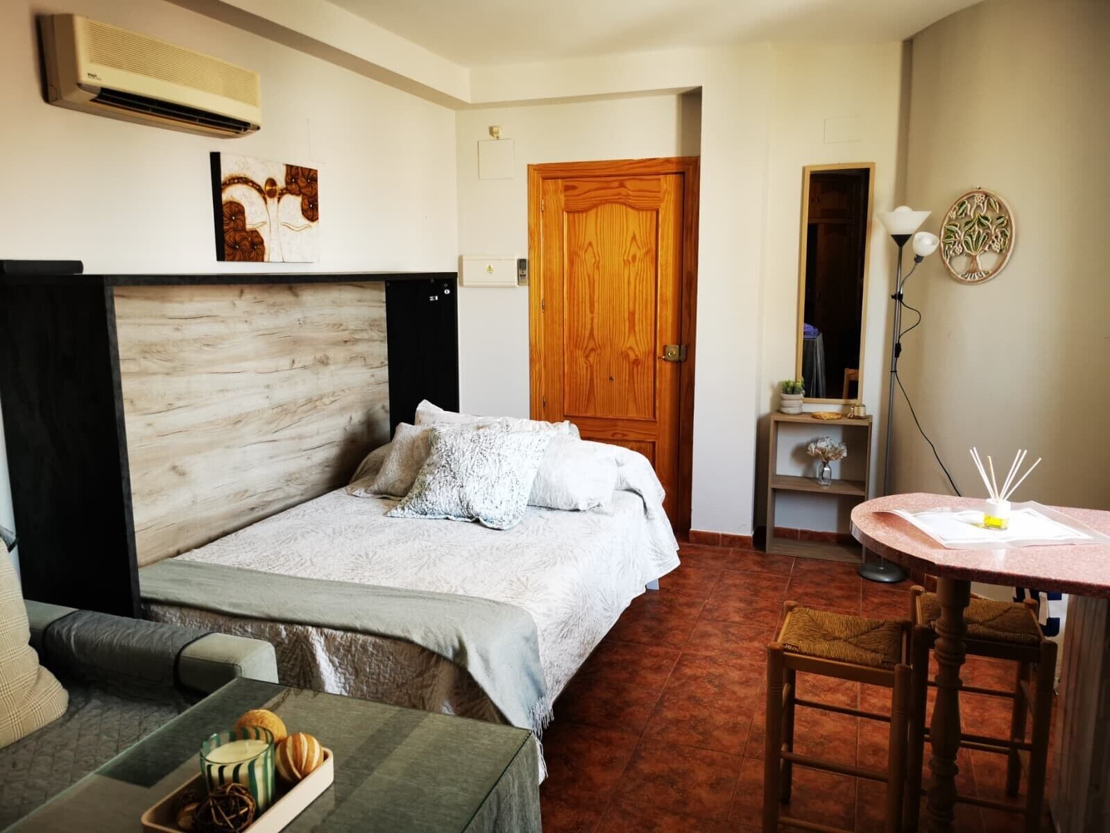 Tabla de planchar con plancha y ropa de cama 