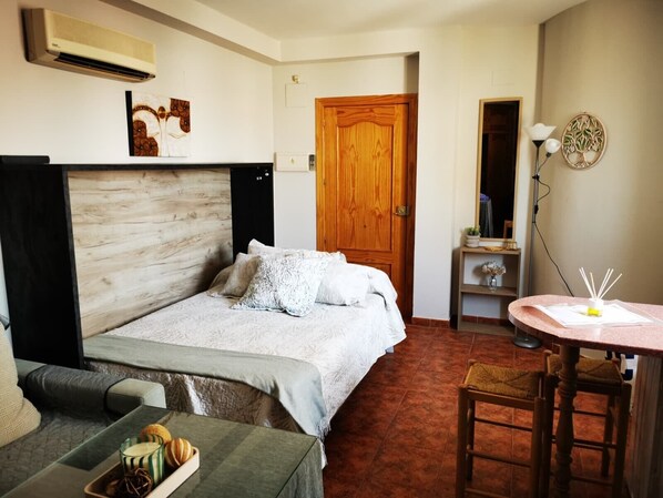 Tabla de planchar con plancha y ropa de cama 