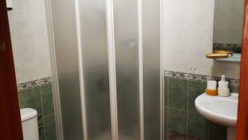 Een douche, een haardroger, handdoeken