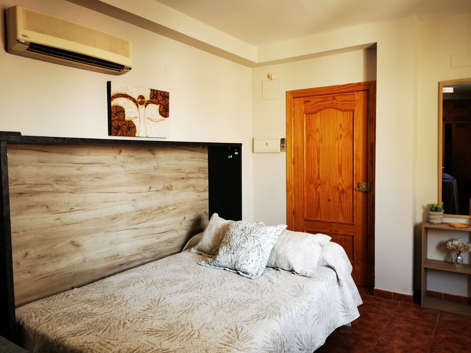 Tabla de planchar con plancha y ropa de cama 