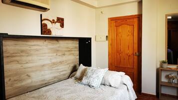Tabla de planchar con plancha y ropa de cama
