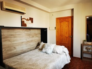 Tabla de planchar con plancha y ropa de cama 