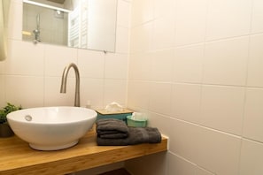 Chambre Simple, vue jardin | Salle de bain