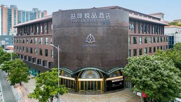 Un edificio moderno con un gran cartel de James Joyce Elite Hotels.