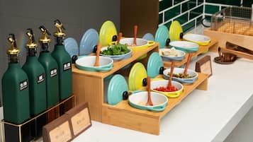 Montaje de bufé con diferentes alimentos y salsas.