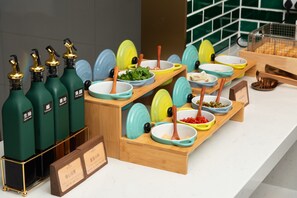 Un buffet proposant une variété de plats et d'accompagnements.