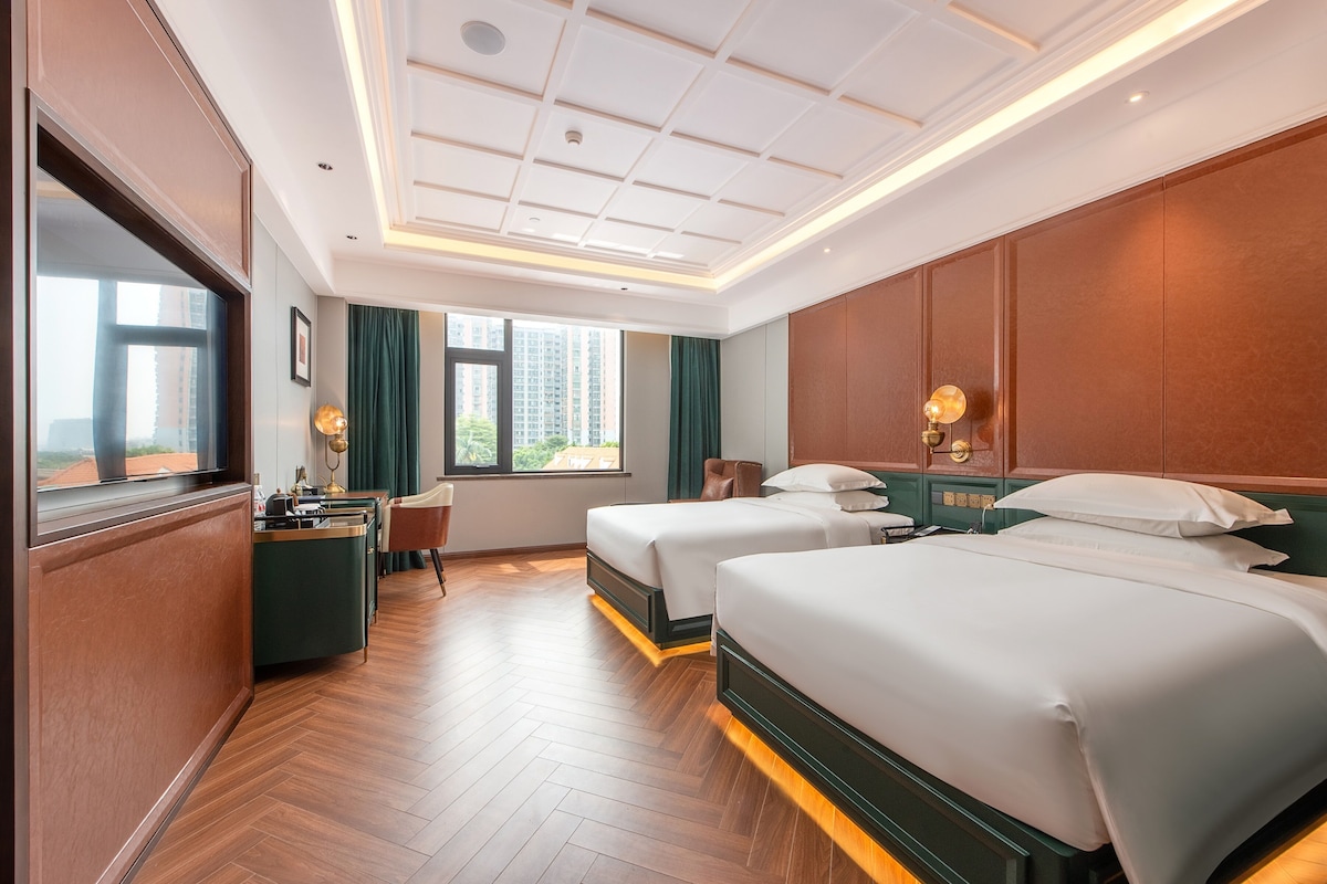 ห้องลักซ์ชัวรี่ทวิน, วิวเมือง | เครื่องนอนระดับพรีเมียม, ผ้านวมขนเป็ด, เตียง Tempur-Pedic, โต๊ะทำงาน