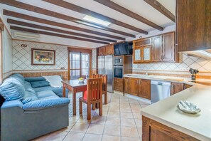 A compact kitchen with wooden cabinets, a built-in oven, and a dishwasher. - Cubo's Urban Plaza Apartment / urban / air conditioning / terrace / free wifi (Alhaurín el Grande)