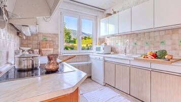 Family House, 3 Bedrooms, 2 Bathrooms (Villa Evita – Vintage House with) | Private kitchen