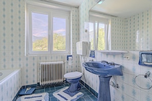 Casa familiare, 3 camere da letto, 2 bagni (Villa Evita – Vintage House with) | Bagno