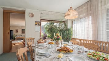 Family House, 3 Bedrooms, 2 Bathrooms (Villa Evita – Vintage House with) | Dining