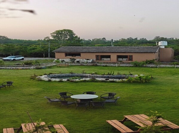 Outdoor dining - Abhyaranyan Farmstay (Behat)