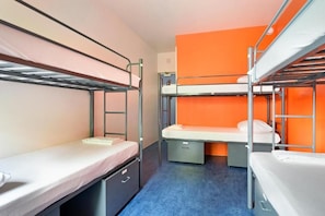 A dormitory room with bunk beds, a desk, and a chair. - Hans Brinker Hostel Amsterdam (Amsterdam)
