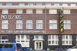 A two-story building with a sign indicating 'NO U/18S' and 'NO OVER 40S IN DORMS HOTEL'. - Hans Brinker Hostel Amsterdam (Amsterdam)