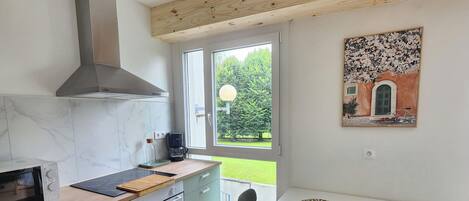 Coffee/tea maker, fridge, microwave, oven