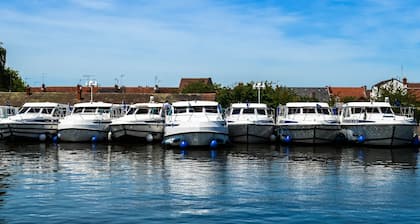 Stay on docked boat - 12 guests