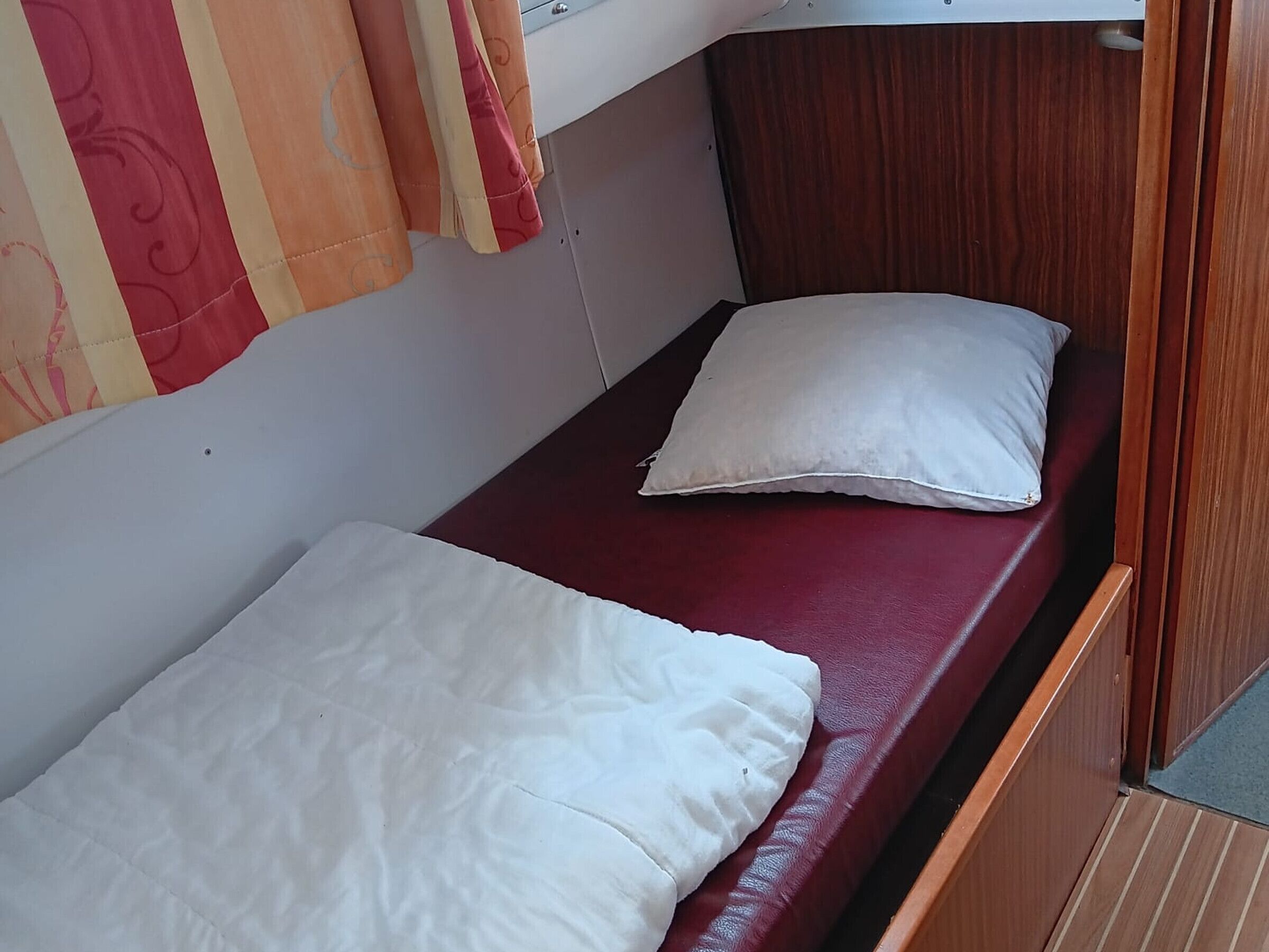 1 bedroom, bed sheets