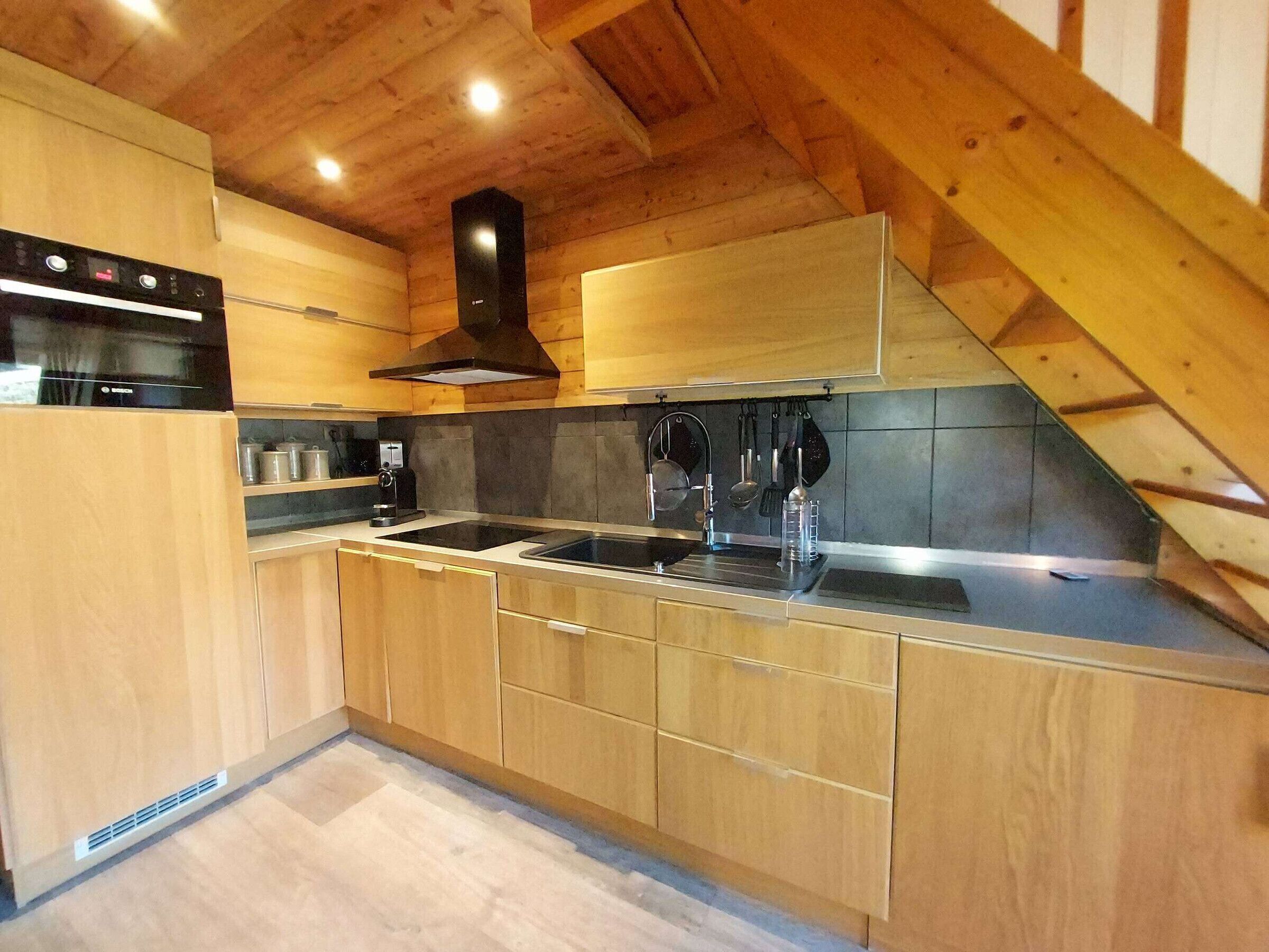 Coffee/tea maker, fridge, oven, stovetop